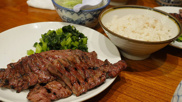 なぜ人は牛タンを食べに仙台へ行くのか。食べたら一瞬で分かりました。まるで飽きない牛タン、陰の主役のテールスープ…今年一番のしずる到来。(古賀) 