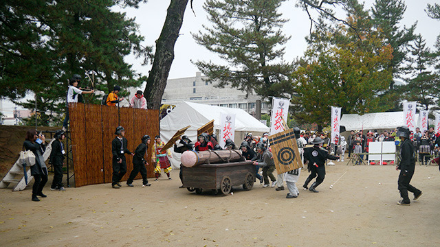 国宝の松江城を舞台に、門破りをしたり落石で攻撃したり、弓で撃たれたり。そして参加者の甲冑は自作多数。兜の素材は100均のボウルが人気です。 