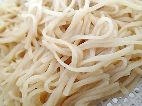 ふすまの混ざった粉は蕎麦のような風味があり、和風ダシのラーメンに合いそうな麺ができた。