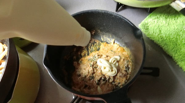 ツナをフライパンで炒めて、作ったふりかけを入れて、マヨネーズを入れます。