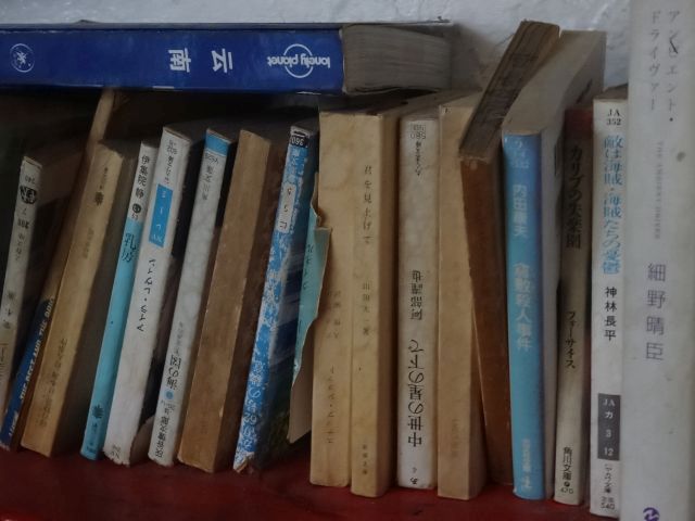かつて日本人が入り浸り、そして離れていったアジアの町。そこには当時の人々が置いていった日本の本が残され、貝塚ならぬ「本塚」が築かれていました。 