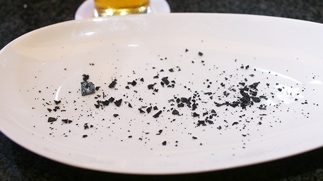 目の前に炭が散らされた皿が置かれて戸惑う。黒炭ソルトという塩だそうだ。やっぱり塩でたべるのか！