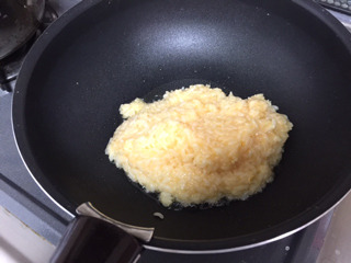 卵とごはんを混ぜたものを熱したフライパンに投入。