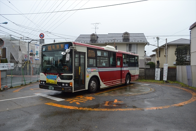 関東バス「荻36 南善福寺行き」。終点に回転台があり回転し終えてから乗客は下車するのだそう。これに乗るだけのために行きたい。(古賀) 