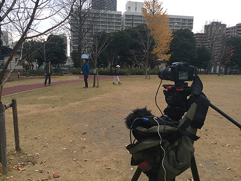 翌日、ライターの西村さんと息子さんと少年野球でiPhone割る場面。ボールを投げるNGが出まくる。演技ではなく物の撮影のエグさを知る