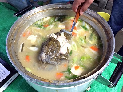 The fishermen treated us to wolffish soup. When used as a broth, the skin had a lighter flavor, and was even more delicious.