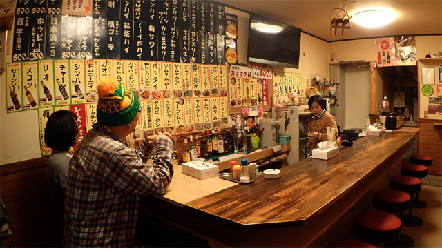 日本の立ち飲み屋で働いていたタイ人のおかみさんが開いたタイ料理居酒屋へ。飲みなれた酒で食べる格安タイ料理がたまりません！ 