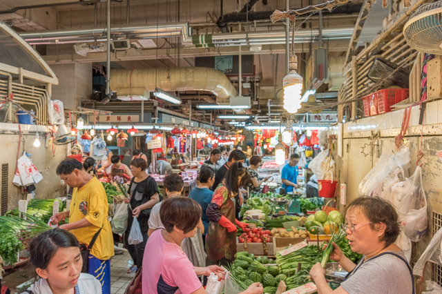 この写真、団地の1階の商店街のようすなんです。まるで市場みたい。香港の団地は大きいのでこれでも普通だそうです。記事には九龍城情報も！(藤原) 