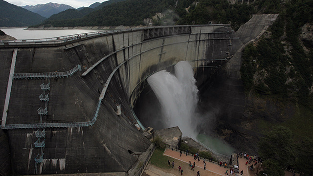 黒部ダムができる前の3年間は奥只見ダムが日本一高いダムだった。今でも6億立方メートルもの水をせき止めてるってすごい。ちょと想像できない単位ですね(橋田) 
