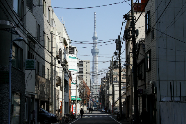 まっすぐな道路の先にそびえたつのは、東京スカイツリー