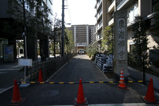 東海寺の入口は巨大なマンションに挟まれていた（工事中で裏門から入った）