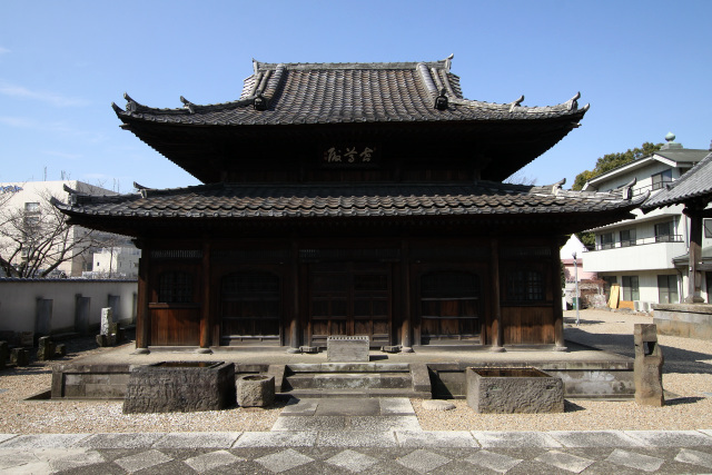 仏堂は中世に大陸から伝わった禅宗様を模しているが、昭和5年の建築だそうだ