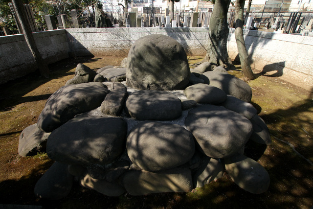 こちらの墓は、頭大の石の集合体だ。……やはり独特である
