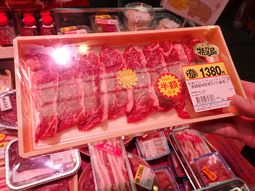 どうせならこのクラスの肉にしましょうかね。これで690円ならお値打ちでは。