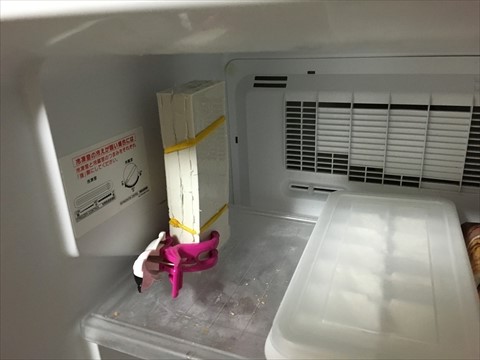 型に水を流し込んで、冷蔵庫に入れる。