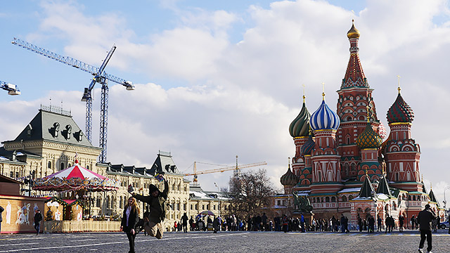 30年位前、今のロシアがソ連だった時代のガイドブックを持ってロシア観光。有名な赤の広場はほぼそのままです。最後、ガイドブックの値段が衝撃。(安藤)