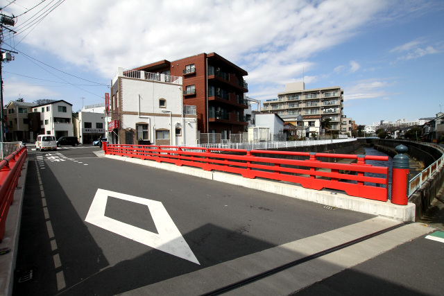 東海道中膝栗毛にも描写のある遊行寺橋を渡ると、藤沢宿の町場に入る