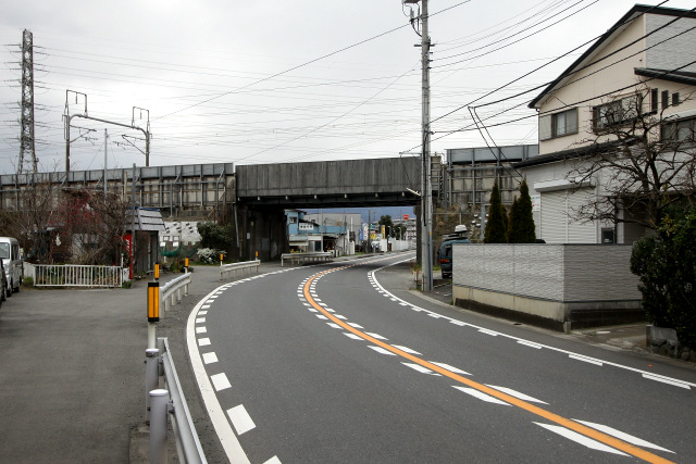 東海道新幹線を越えて、さらに北西へ