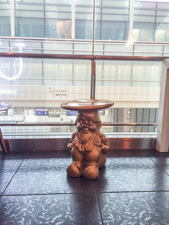 @coldsoup さんより。羽田空港にいたという、椅子のこびと。頭の上に座られる仕事！ バチ当たり！