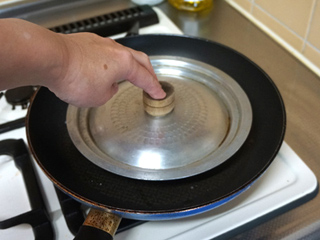 ちょうどいい鍋蓋で、型を押さえるようにして少し待つ。