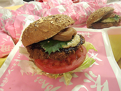 和歌山パン工房カワのハンバーガー。塩分控えめの紀州梅干しとタルタルソースがよく合ってうまかった。