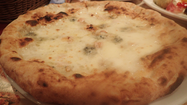 で、こちらはゴルゴンゾーラを含む４種類のチーズを搭載したピザ、「クアトロフォルマッジ」だ