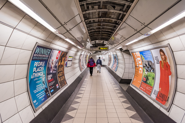 ロンドンの地下鉄は「TUBE」と呼ばれていますが、実際に見てみると本当にTUBEでした。エスカレーターとの組み合わせもダイナミックです。(藤原)