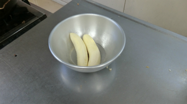 容器に入れられたバナナを目の前に（本当に作るのか？）と不安になる