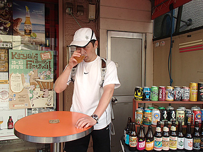 外のテーブルで1杯。店内ではグラスがありますが、店外の場合はプラカップで。走ってからのビールはうまいねー。
