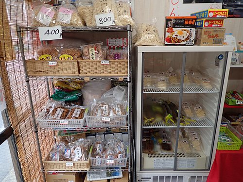 秋田県のお菓子や漬物なども販売中。マツコ・デラックスさんがテレビで紹介したことで、バター餅がよく売れているそうです。