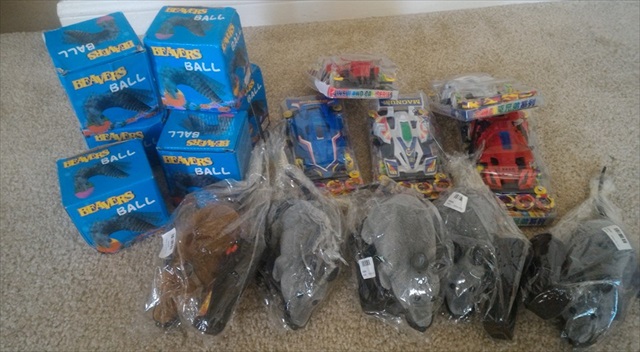 イベントが終わって約２週間後、弊社の現地駐在員の家に、大量のおもちゃが届いた…。