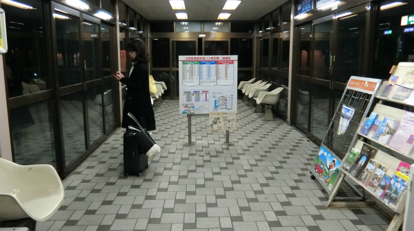 東名高速の御殿場出口近くにある待合室。ここで次のバスを待つ。