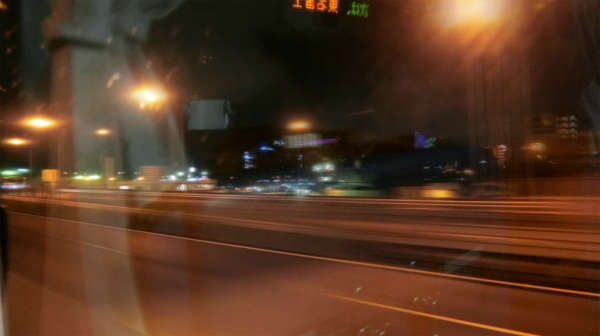 夜の高速道路は旅行をしている感じがして好きだ。