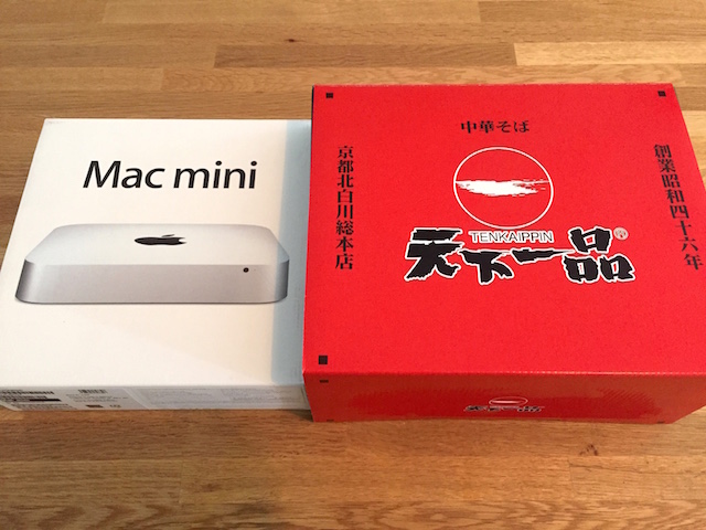 Mac miniの箱と比べてみるとその豪華さがよく分かる。