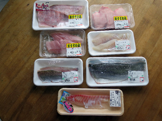 スーパーで購入したのは7種類（マウスオンで魚の名前が出ます）