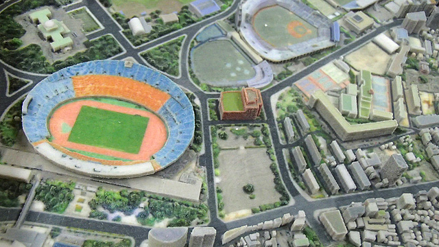 空撮映像ではありません。地図のデータと3Dプリンタにより作られた旧国立競技場付近の模型です。