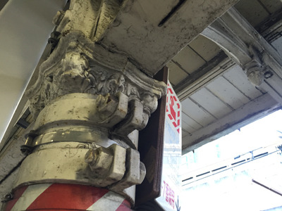 東京駅の構内にあった「100年柱」などである
