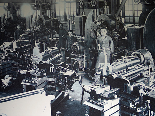 昭和初期の工場。旋盤製作は当時としては最先端の技術だが、職人が履いているのは雪駄だったりする。