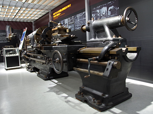 蒸気機関車みたいだがこれも旋盤。この頃に中京デトロイト計画というものがあり、あつた号という車の開発にも携わっていた。