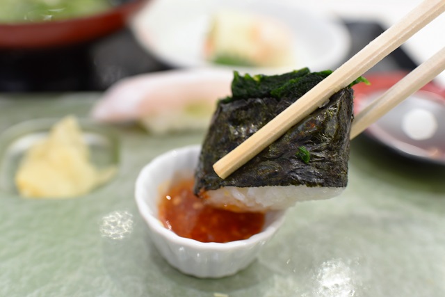 チリソース＋寿司。外国のなんちゃって寿司屋にありそうなメニューが日本で味わえる