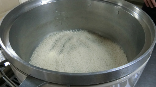 鍋に敷き詰めた明らかに量の少ないお米。