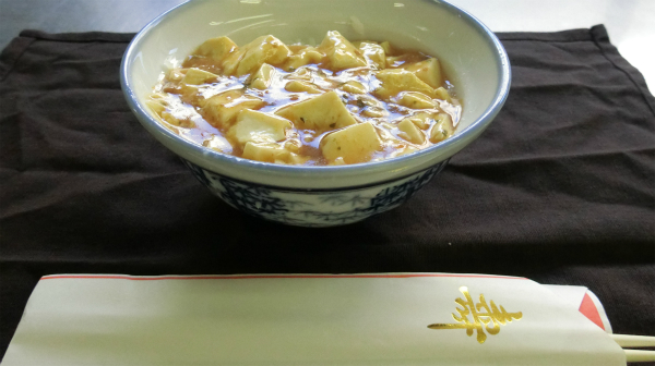 そうして完成した酢飯の麻婆豆腐丼。
