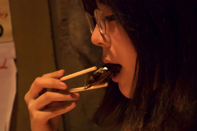 タガメを食べる時も躊躇がない。というかこの写真けっこう衝撃的だな、、、 