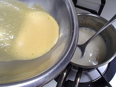 泡立てた卵を投入。通常カスタードクリームでは卵黄のみですが、特に記述がないので全卵を使用。