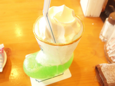 ソフトクリームが氷の上に乗っていてメロンソーダに溶け込まない。