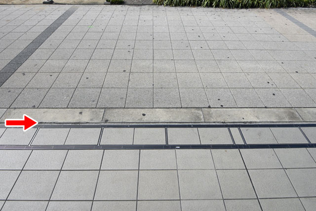 そして大阪駅（ノースゲートビルディング）と歩道との間には、明確なガム跡ラインが存在していた