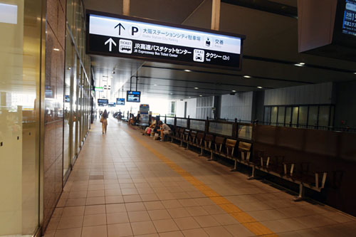 ヨドバシ梅田を右手にして西へ進むと、JR高速バスターミナルがある