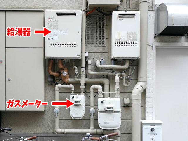 そしてガス給湯器のそばには、ガスメーターがある。室外機同様、これらは配管を知るための重要な手がかりになるはず。とはいえ、配管が何本もあるので順を追って確認していくと