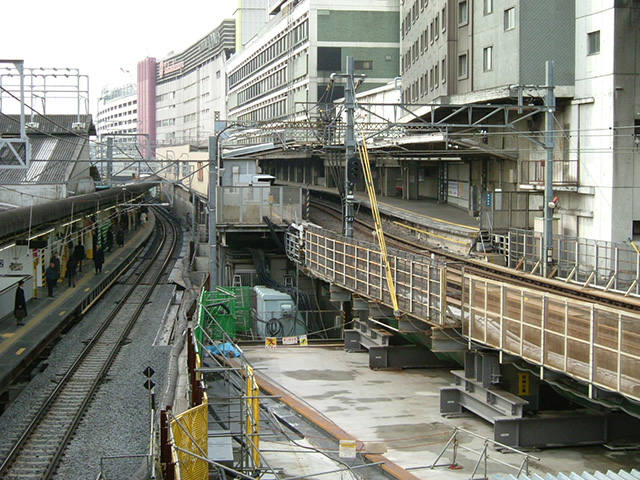 横須賀線のホーム（写真左）からは東横線のホーム（写真右）を見上げていた （写真提供／軽部さん）