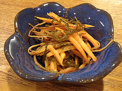 いか人参。福島の郷土料理ですが、松前漬け用の細切りイカと昆布を使って簡単に作っています。